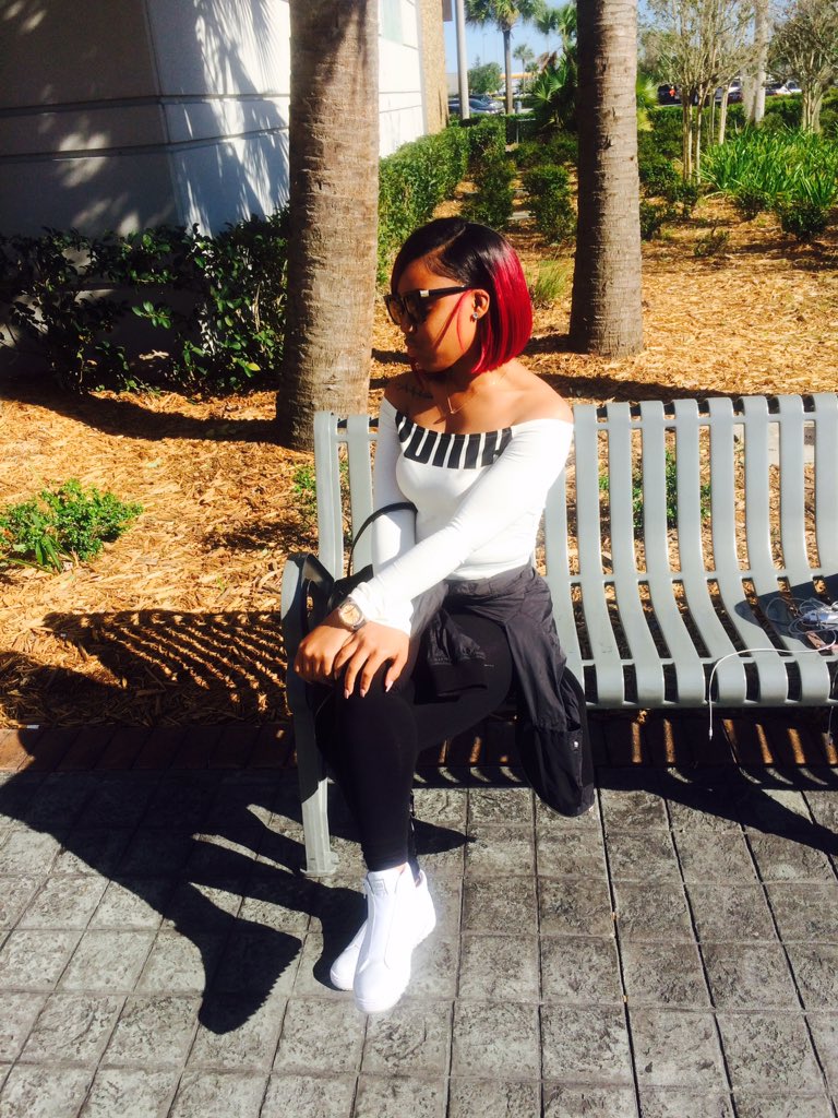 TheyEnvyKESHARA's tweet photo. Still rock rock rockin it😎🐾#ApGradbash2k17 https://t.co/WWoru8s55S