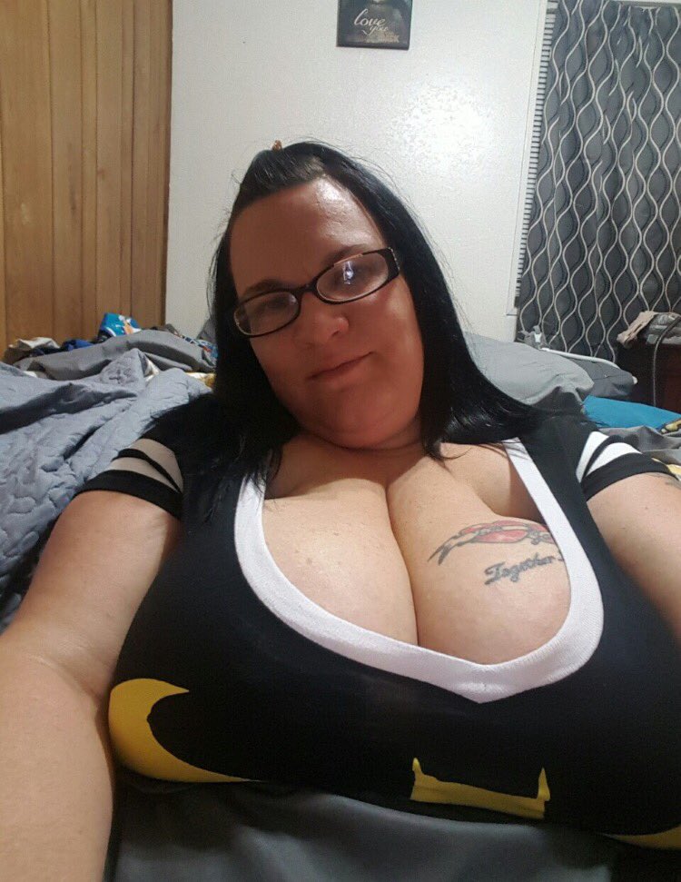 naughtymilf22's tweet photo. I'm available done with work who wants to dm? https://t.co/GEobU2Z0Ol