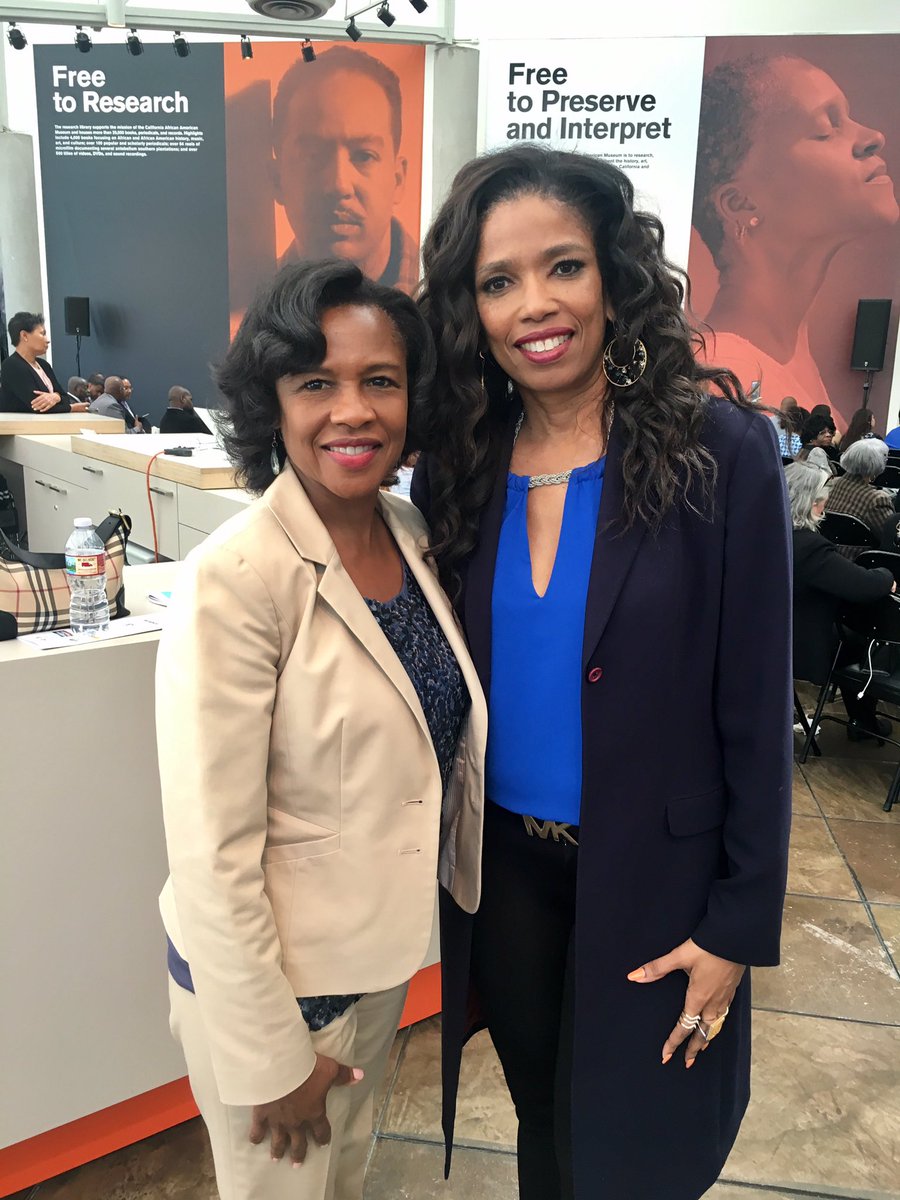 drdmhunter's tweet photo. .@ArevaMartin ~ you've done it again ✅! Informative &amp; Engaging &amp; Inspiring #SNNTFT 2day Conference #Educate 📚#Advocate📝 #Activate👆🏽#Autism🌈 https://t.co/z7bgx4ahWZ
