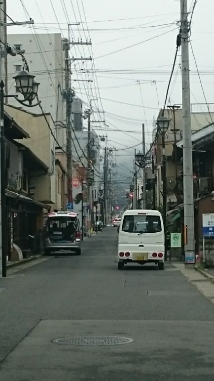 Otsudame's tweet photo. ＪＲ大津駅前付近の東西の道　餅兵の前の道は悪質極まりない状況。最上級の迷惑駐車は縦列駐車＋並列駐車だ！道路の両側を塞いでいるドライバーは良心のかけらも無い。右手の軽バンの前にも駐車違反の車両あり
#大津　#琵琶湖　#滋賀県　#恥 https://t.co/32h4CBYz2Q