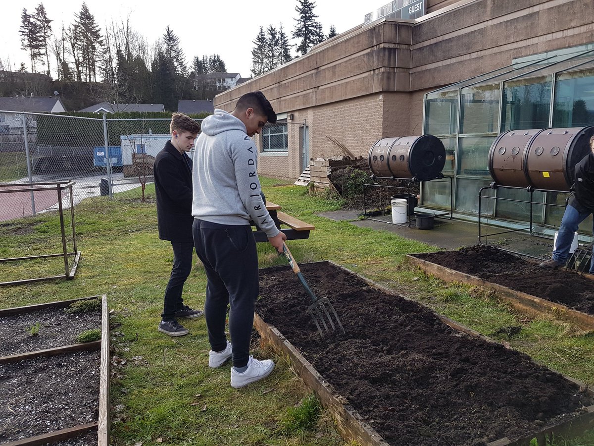 Rockteacher50's tweet photo. Prepping beds during a dry spell. Thanks for the manure, Mr. Boon! #SR12rocks #committogrow @RBSS #AbbySchools https://t.co/HCjKk5cp1V