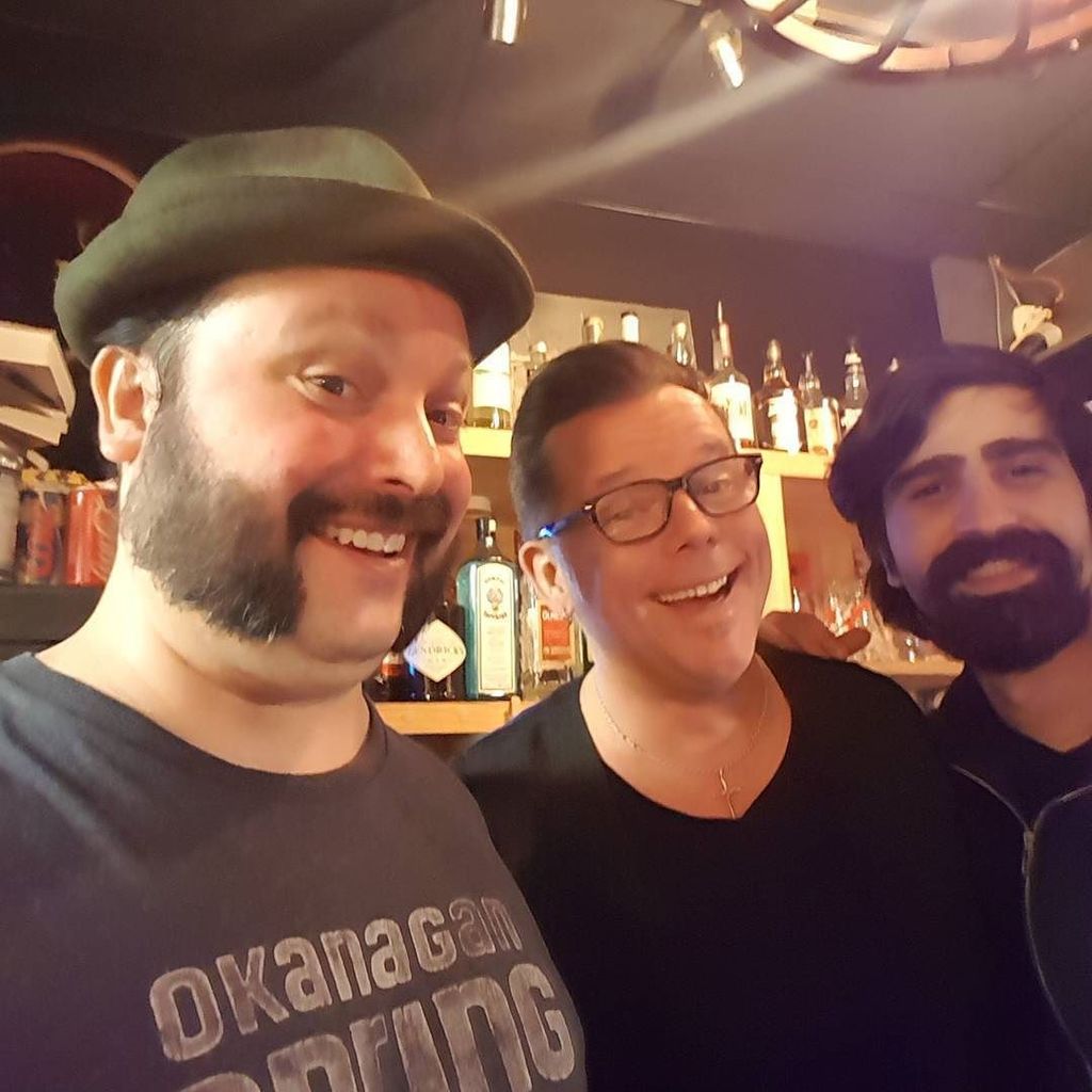 Greenwood_BBQ's tweet photo. These handsome lads will be serving you the bbq tonight.
#serverlove #handsomelads #greenwoodsmokehousebbq #green… https://t.co/RMy9Sz9Roa) https://t.co/jxJR5WX8VU