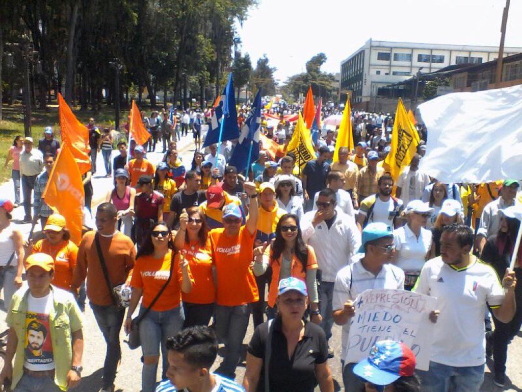 rctv's tweet photo. Hoy en Mérida retomaron las calles pidiendo democracia. https://t.co/hUVa0xNcdq