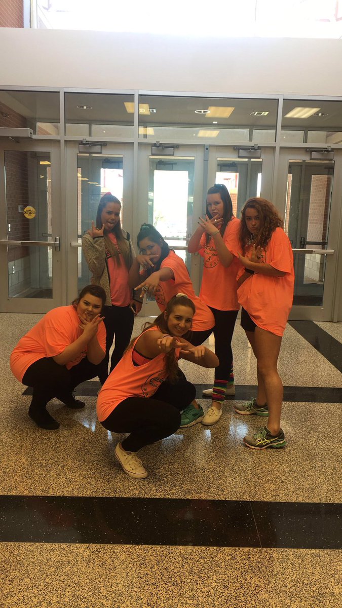kaketchum20's tweet photo. Family Feud was a blast even though we took an L π£ #hatchweek @ChickHigh17 @ChickHighCoop https://t.co/HWqrRC4oe2