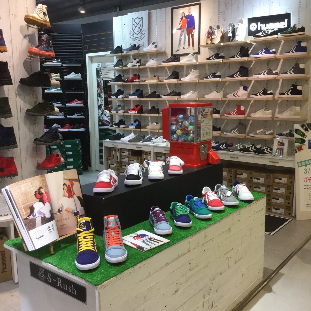 Hummel ヒュンメル公式 Na Tviteru あと2日 大阪梅田のhep Fiveの5fのs Rush大阪 では 4 9までガチャガチャチャレンジを実施中 店舗スタッフに声をかけてもらえると ガチャガチャできます スニーカーが当たるかも T Co 1v6cwso0y3 ガチャガチャ