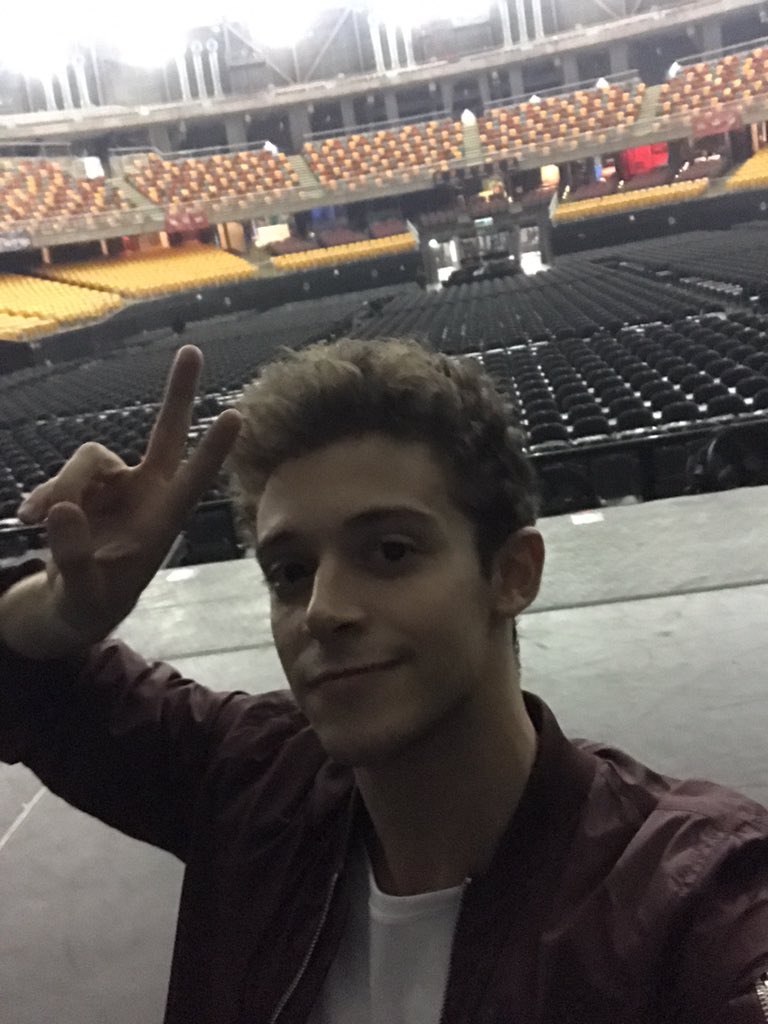 _ruggero's tweet image. Estadio ya vacío!! Gracias Chile 🇨🇱 nos hicieron llorar a todos ❤️ que publico increíble !!! Y wooow como cantaron SIENTO 🤗🤓😚
