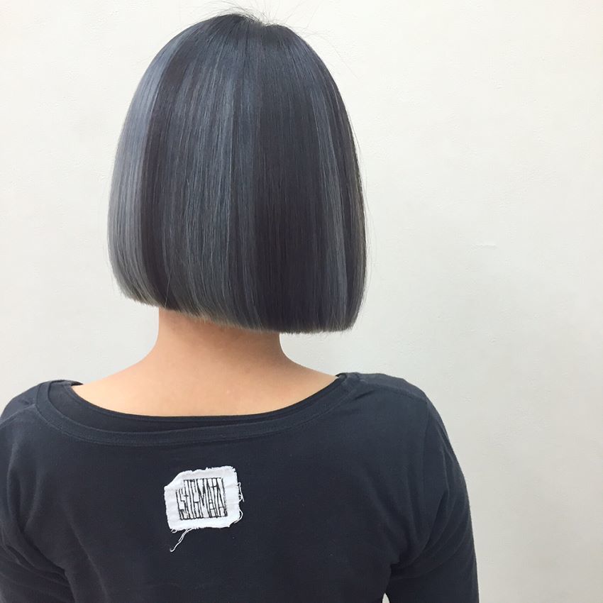 Np 8asano 地毛をいかしたローライト インナーにはブルーグレー ヘアドネーションへ髪を提供する為に バッサリカット 切りっぱなしボブ 前下がりボブ ブルーグレー ローライト インナーカラー バッサリ ヘアドネーション 熊 T Co