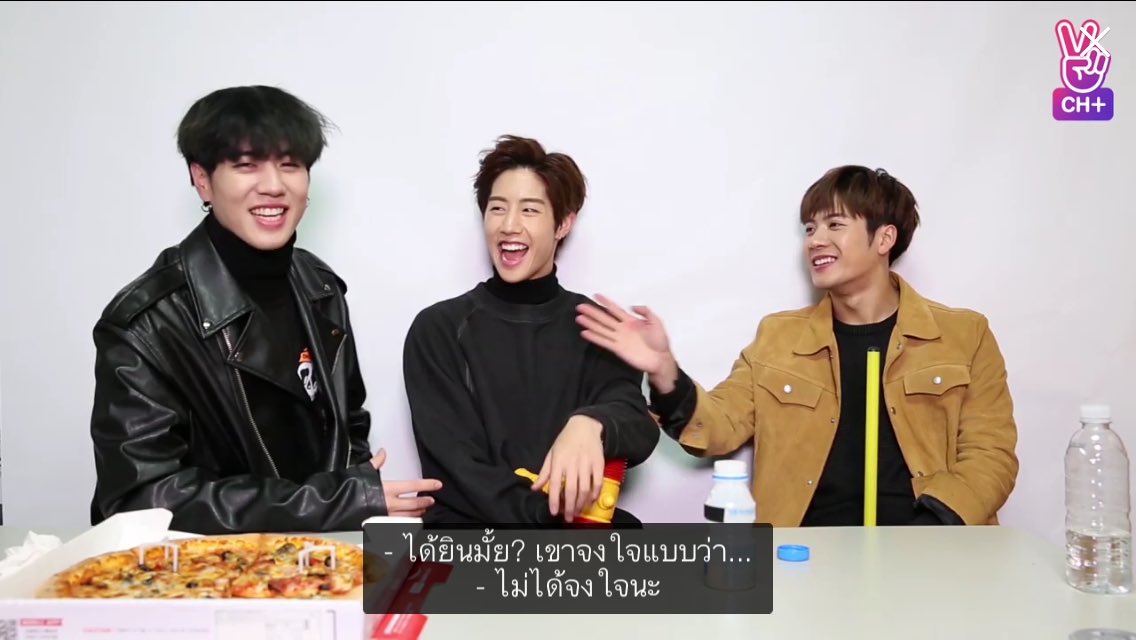 miwje_'s tweet photo. คยอมนางร้ายนะ ชอบสังเกตพฤติกรรมพี่ๆละเอามาแฉปนขยี้แบบเนียนๆ แจ็คสันยังแพ้จ่ะ โมโหเอาลิ้นดันกระพุ้งแก้มเลย55555555555555555555555 https://t.co/mU0eUz7GfE