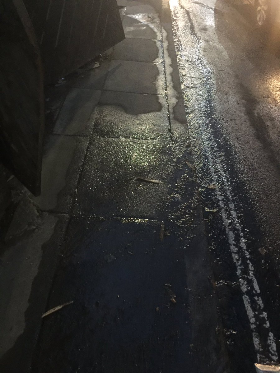 Fuga de #agua. Urge atención Lanz Duret y BVld Ávila Camacho, col. Periodista, cp 11220@conagua_mx