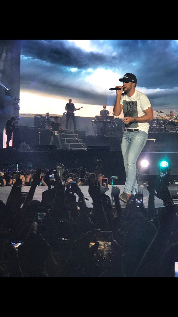 abevis_'s tweet photo. the light wash jeans 😻😭😭😩😻😩 https://t.co/47hXW6gjmP