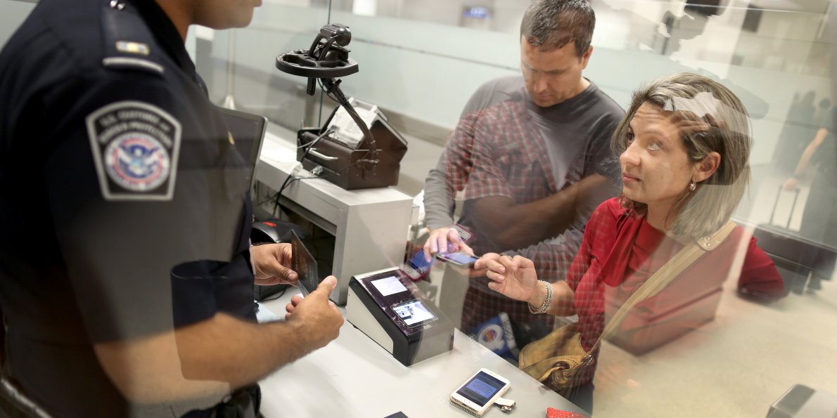cvisionalliance's tweet photo. How to protect your cell phone privacy when coming through US Customs.  https://t.co/OtqPSi0qJI https://t.co/17gYl3clDd