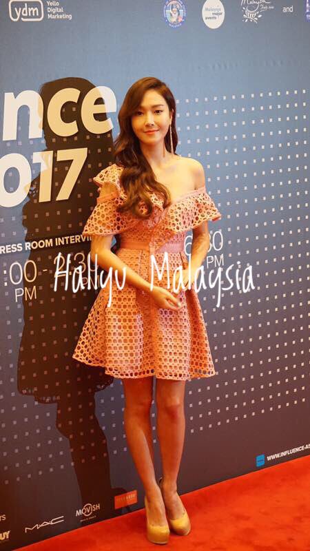 [PIC][07-04-2017]Jessica khởi hành đi Malaysia để tham gia và biểu diễn tại "Influence Asia 2017" vào chiều nay C8301ytVwAA11Np