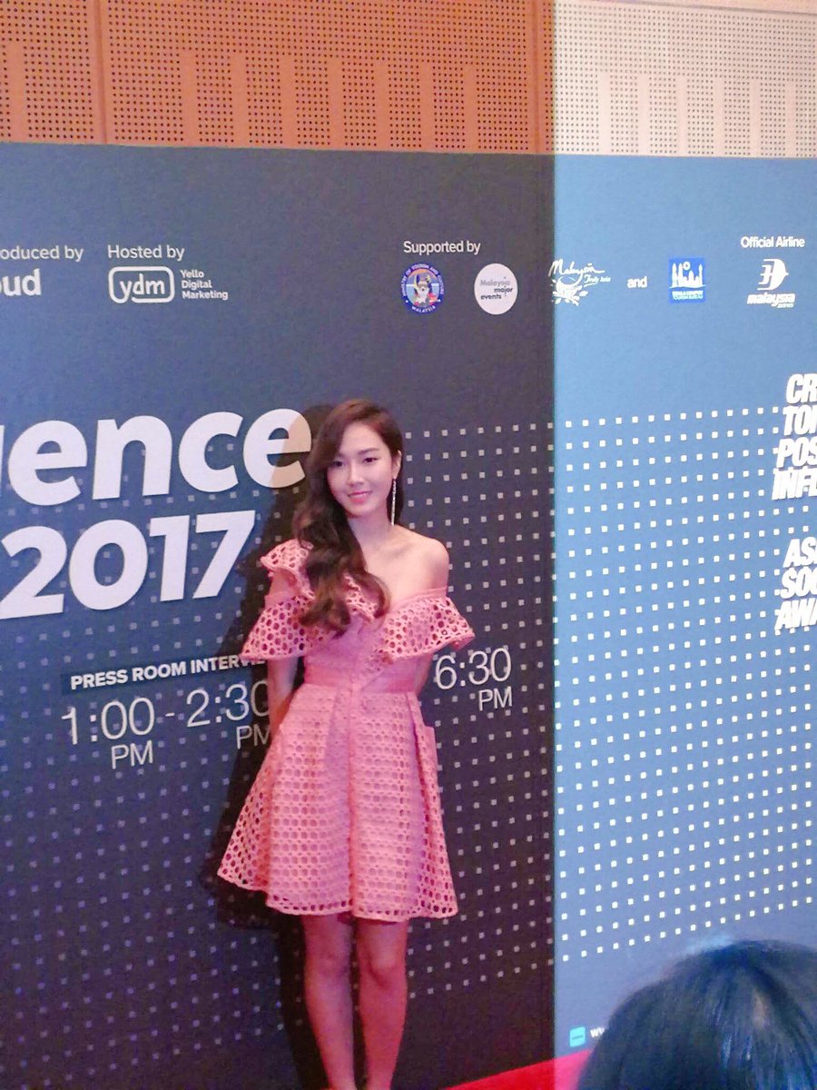 [PIC][07-04-2017]Jessica khởi hành đi Malaysia để tham gia và biểu diễn tại "Influence Asia 2017" vào chiều nay C830_IJUQAAiREy