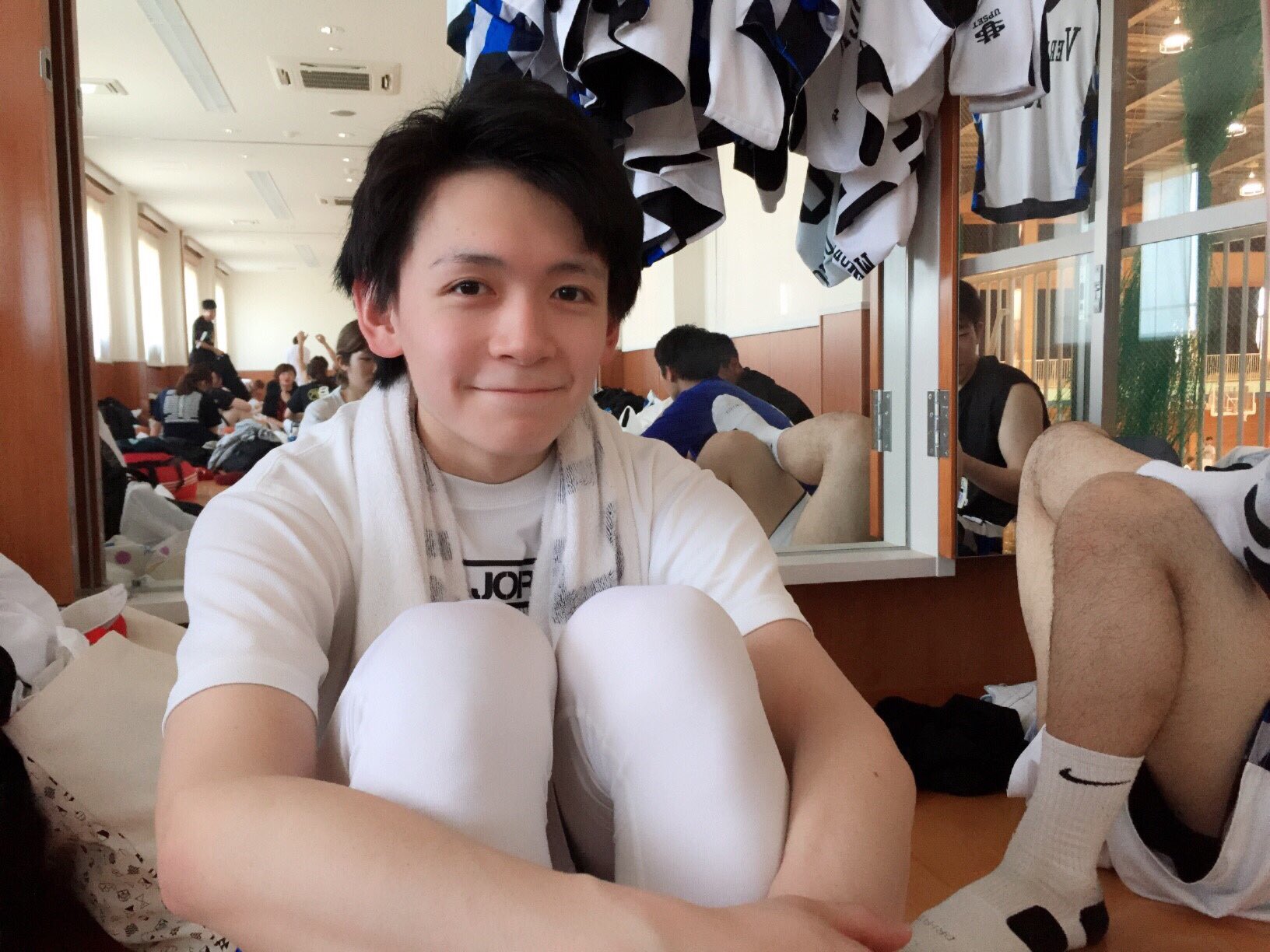 東洋大バスケサークル Vermischtes 7 大谷恭平 2年 かわいいナルシスト小僧 能力が非常に高く 多彩なスキルでチームに勢いをもたらすエースガード しかしプライドが高く 口癖は オレの方がカッコよくね である 重症だ この紹介文は