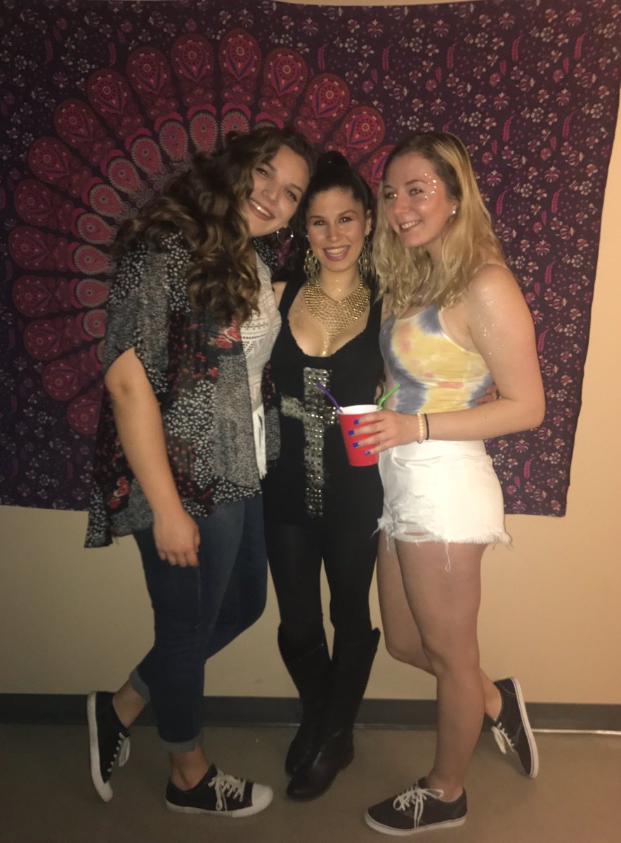 cairebear_'s tweet photo. Everybody take it off (right now)πππππ₯βΊβ€ #somegoodies #mybffs #freekesha https://t.co/0Rzl1vb4e2