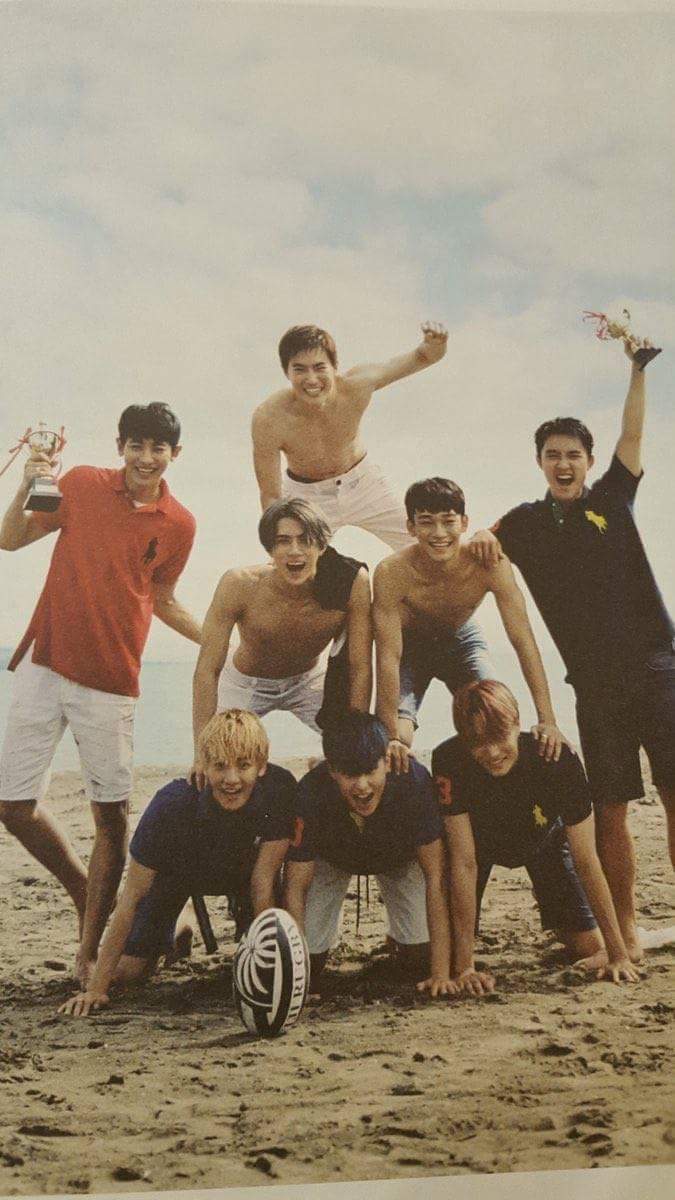 a19483's tweet photo. It's a great day😘 #EXO #EXO5thAnniversary #EXO데뷔5주년 #EXO5YEARS #exoday #EXOYEARS #exolselcaday #exocomeback #EXOFOREVER #EXOLSloveEXO #exol https://t.co/Eut5yXIday