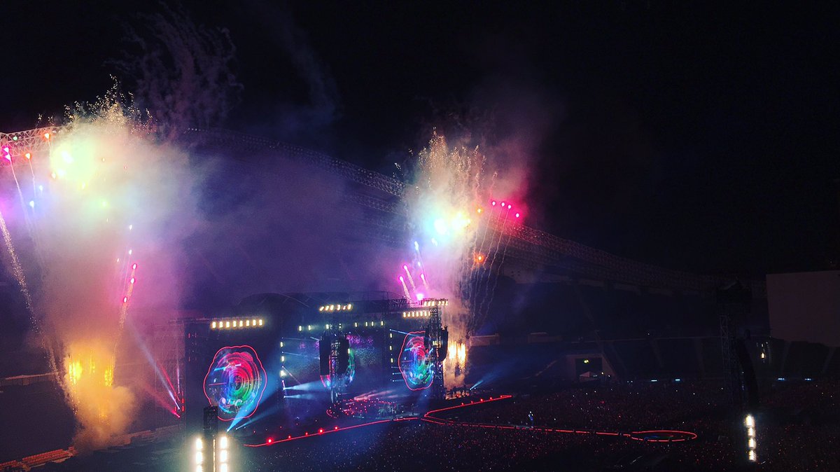 MemoryMuay's tweet photo. Call's magic .. Im with you .. coldplay 💜💚❤️💙💛 #ColdplayBangkok #coldplayth #coldplaythailand #ahfodtour #07042017 https://t.co/9PnG1Ll7Pv