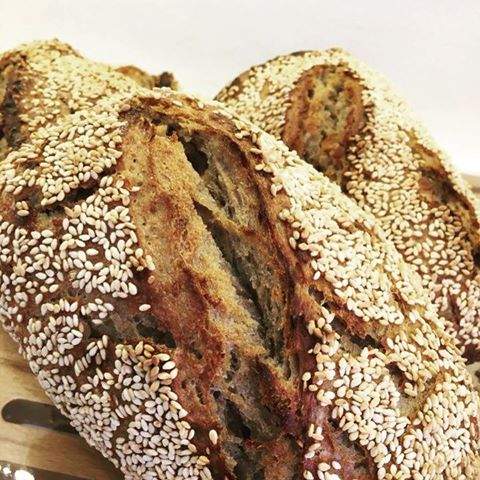 DP_BISTRO's tweet photo. Rye | Roti gurih bertabur wijen dipanggang sempurna didalam oven bertekanan tinggi dan masa fermentasi yeast ±16 jam https://t.co/oXDhWUQ6JU