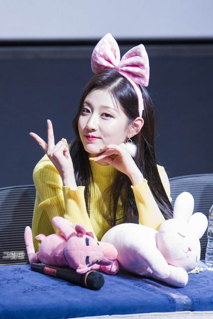 keilinci's tweet photo. RT Grimpahn_lvlz: 170407 잠실 롯데월드몰 팬사인회 #Lovelyz #러블리즈 #정예인 #Yein https://t.co/UMWSRLcuBj (via Twitter https://t.co/5nayaVVIlg) https://t.co/8iqdFdqgEp