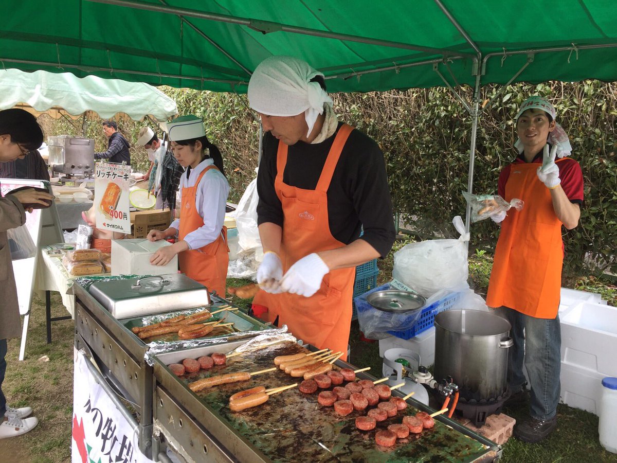 saiboku1946's tweet photo. こんにちは!きょうは日高・巾着田で開催の菜の花まつりにサイボクハムも出店させていただいております(╹◡╹)生憎のお天気、少し肌寒いですが、あっつあつの串焼きをご用意してお待ちしております!@saibokuham #巾着田 #菜の花まつり #hidakacity #saitama https://t.co/L2P49pdpQv
