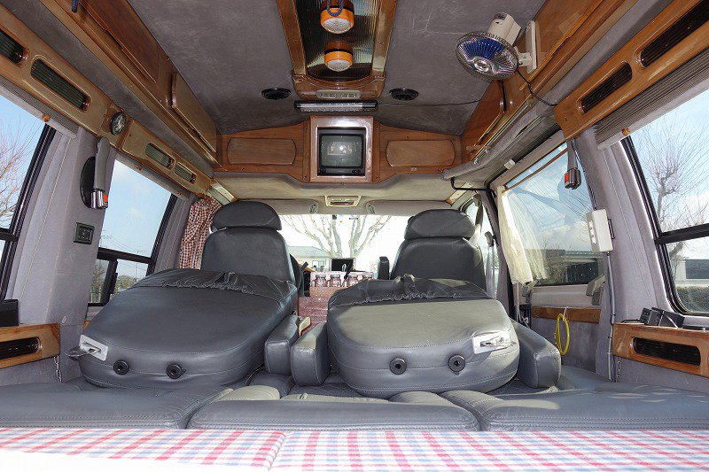 キャンピングカーのランドマークアメリカ シボレー アストロ スタークラフト 2wdを販売中です 1998年で走行約9万7千km エンジン等の調子は良好です お値段は 35万円 自税70 600円 車検h30年7月迄 ソーラーパネル等 少しカスタムしてある車です