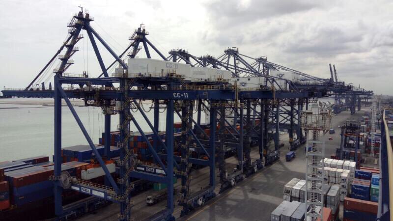 7 QCC melayani MV APL Oakland V 119E (CMA-CGM) di dermaga utara JICT pagi ini. Total GCR kapal 29,75 mph.
#JICTbisa 
#JICTLebihBaik
