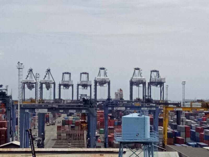 SPJICT's tweet photo. 7 QCC melayani MV APL Oakland V 119E (CMA-CGM) di dermaga utara JICT pagi ini. Total GCR kapal 29,75 mph.
#JICTbisa 
#JICTLebihBaik https://t.co/QJ2qDhzyDr