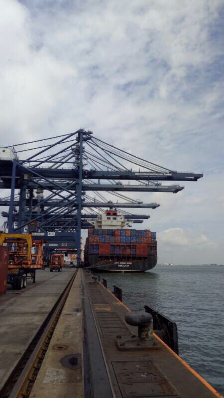 SPJICT's tweet photo. 7 QCC melayani MV APL Oakland V 119E (CMA-CGM) di dermaga utara JICT pagi ini. Total GCR kapal 29,75 mph.
#JICTbisa 
#JICTLebihBaik https://t.co/QJ2qDhzyDr