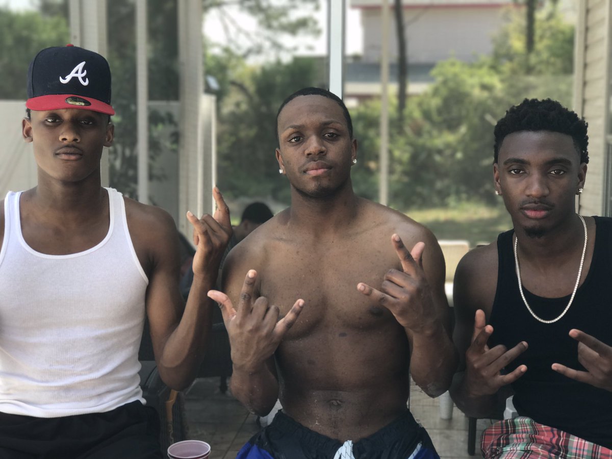 chris_mo200's tweet photo. #sb2k17 memories!!!!❤🤑😎 https://t.co/ZTrWOSlYAC