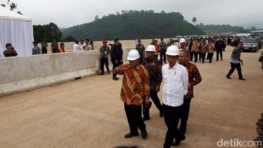 detikcom's tweet photo. Di Tengah Hujan, Jokowi Cek Progres Proyek Tol Bawen-Salatiga https://t.co/QMq32EYlUM via @detikfinance https://t.co/QPfZbRdUEd
