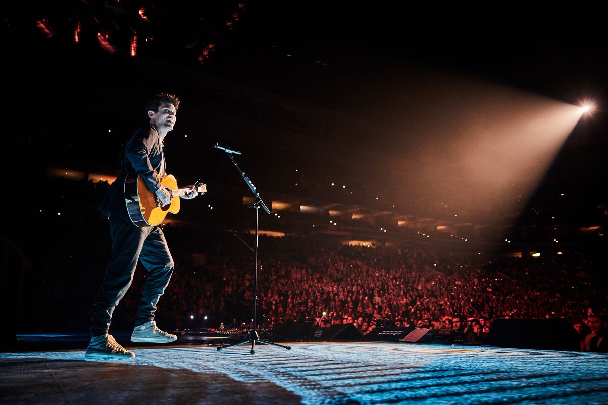 JohnMayer's tweet image. It’s official. Philly shows are always over the top. What a Friday night. Can’t wipe the smile off. ⚡🙏🏼⚡