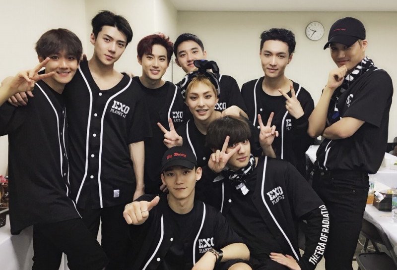 soompi's tweet photo. #EXO Updates Fans + Counts Down To 5th Debut Anniversary With Surprise Live Broadcast #5YearswithEXO
https://t.co/ETWJqJttd6 https://t.co/T3SjjK4EyB