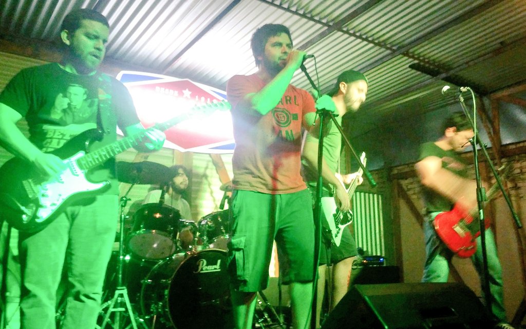 derryarambulo's tweet photo. Tributo #PearlJam con #SeattleGarage en @diemannschaftpy 👊💪 https://t.co/EBdY5vGvSn