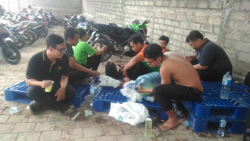 kelejunior's tweet photo. Tuak adalah Nyawa“@Bayu_swelel: Jangan kasi kendor jaallll!!!! https://t.co/VqWwIsDk7z”