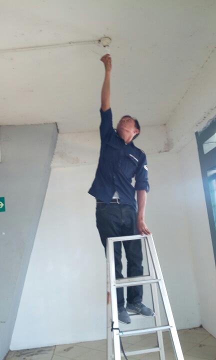 usabperning1986's tweet photo. saat ini @gbla,,
kami sanes panpel, calo apalagi ormas,,
kami mah nu biasa babantos pagawe dispora pengelola stadion gbla, 
hatur nuhun🙂 https://t.co/SJ3UqCQEMr