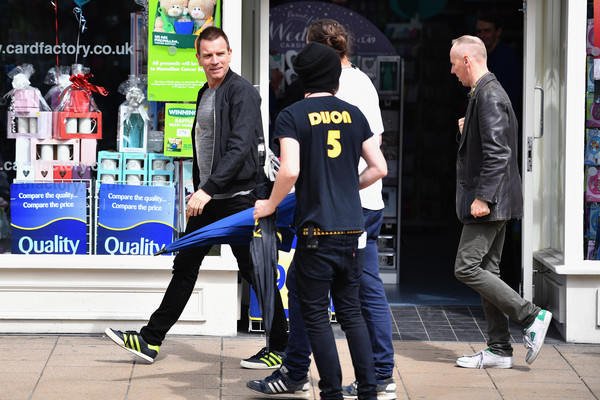 映画時装さんのツイート オランダに逃げていたマーク レントンが年ぶりにイギリスの地元に帰郷 中年になった四人が再び騒ぎを起こす T2 トレインスポッティング で マーク レントンが履いているスニーカーは アディダスのサンバでした T Co