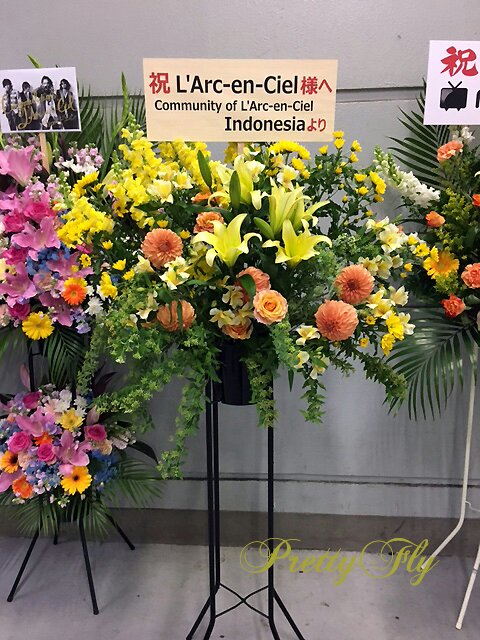 Standing flower untuk <a href="/LArc_official/">L'Arc-en-Ciel</a> sudah sampai di Tokyo Dome. Semoga secepatnya L'Arc-en-Ciel kembali ke Jakarta. Aamiin...!!! 😣