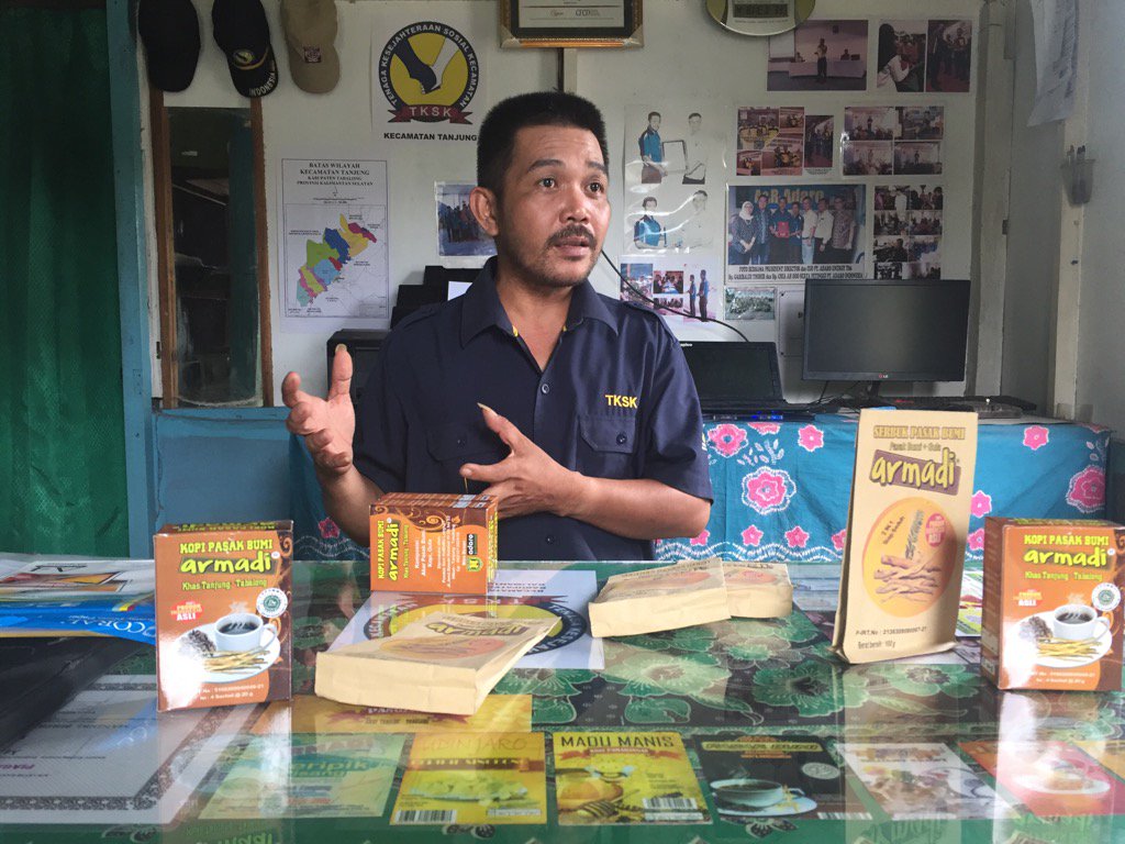RaiyaniM's tweet photo. Bp Armadi pemilik UKM kemasan, prod. kopi pasak bumi, menjadi binaan @AdaroEnergyTbk  #adaroblogcamp #AdaroSiteVisit https://t.co/WYvzhdMCKN