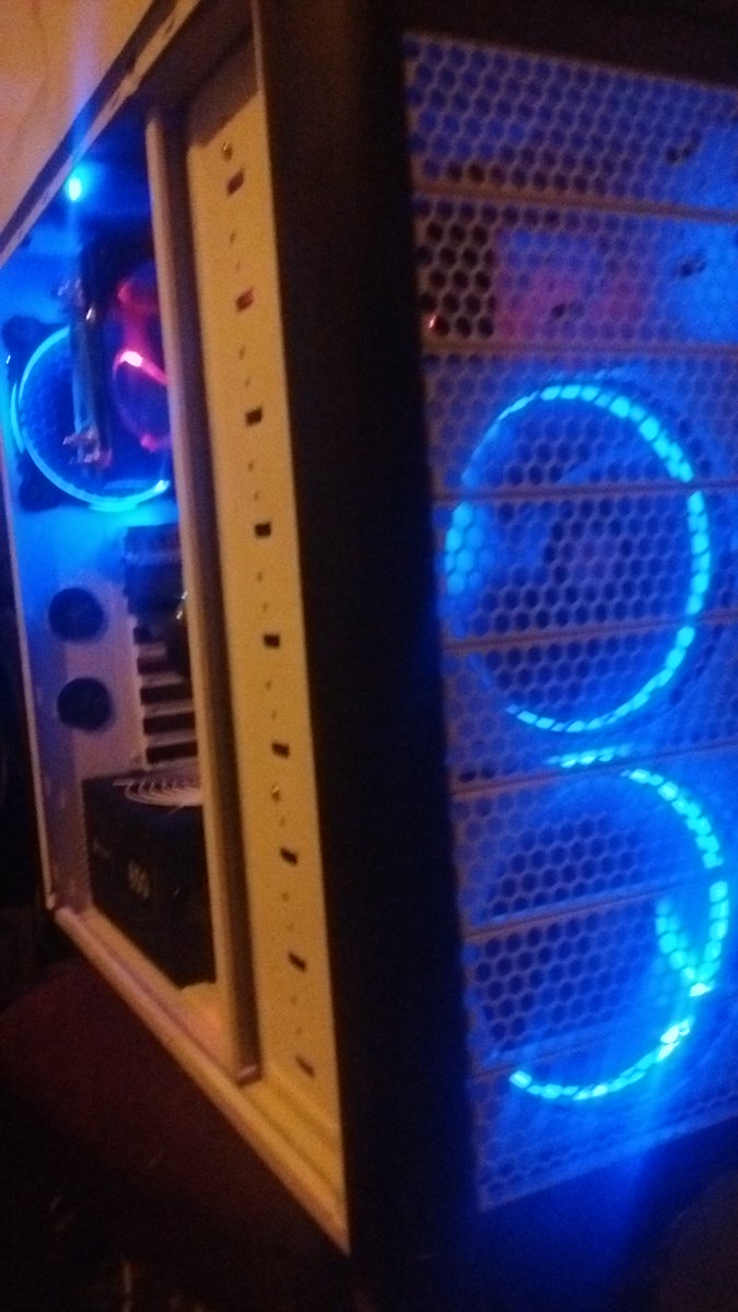 NERDiT_TV's tweet photo. Slapped some @Thermaltake Riing 12's in there! Couple @westerndigital Blacks and #nerditcustoms budget/scrap build complete! https://t.co/nwnzuuD7jD