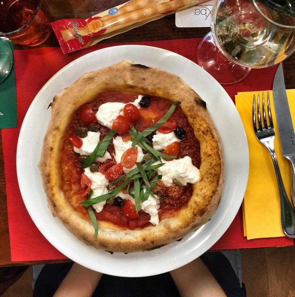 kuechenjunge's tweet photo. Pizza Burrata & Pomodori #italia #italianfood #verona #foodporn #pizza #kjfb https://t.co/Yr1hLxP84t