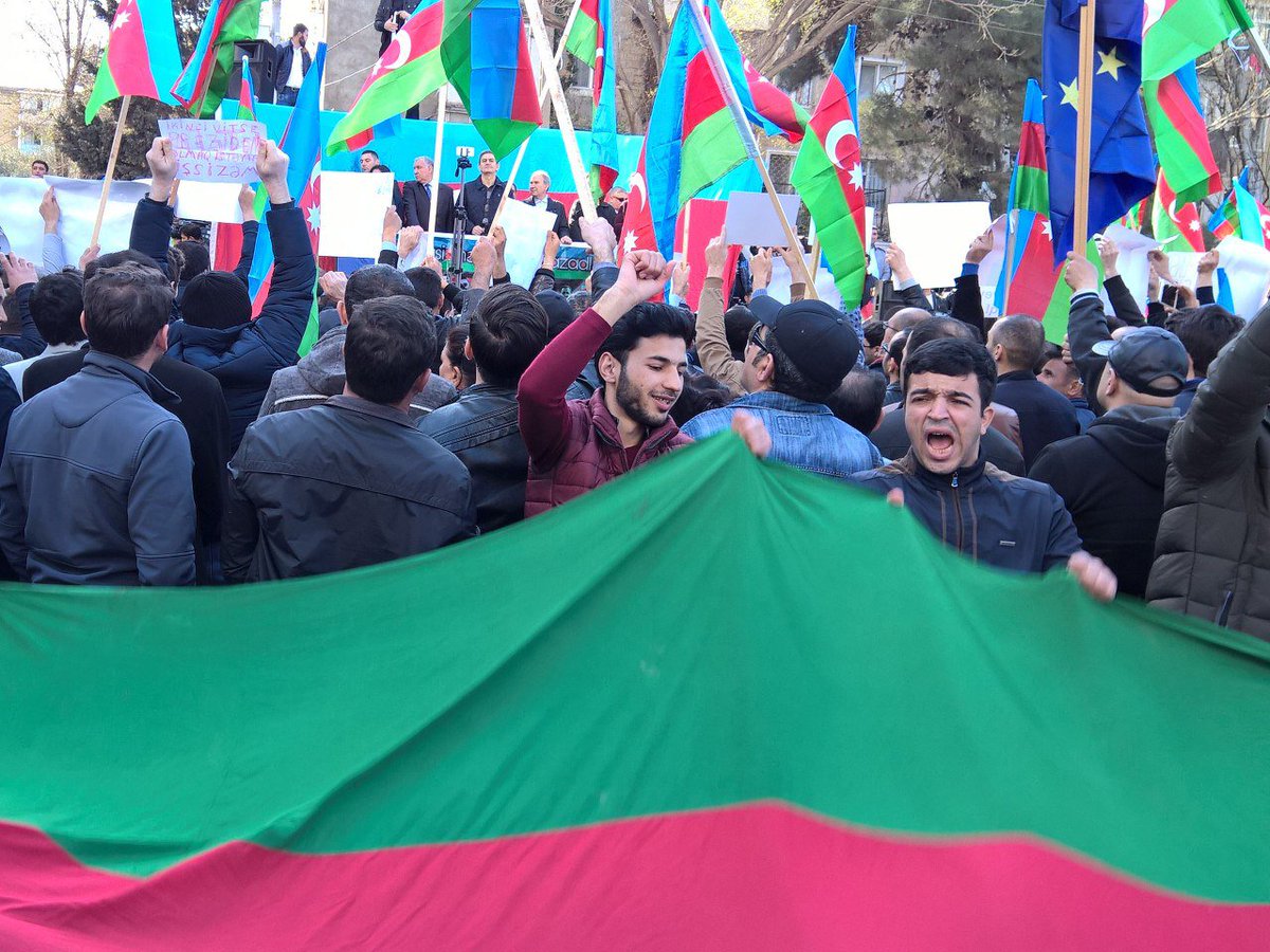 UlviyyaAli's tweet photo. Mitinqin əsas şüarları «Talana son!», «Monarxiyaya yox!»-dur. #Mitinq #8aprel #talanason #millişura Fotolar: @RadioAzadliq https://t.co/Yvq85gUc1T