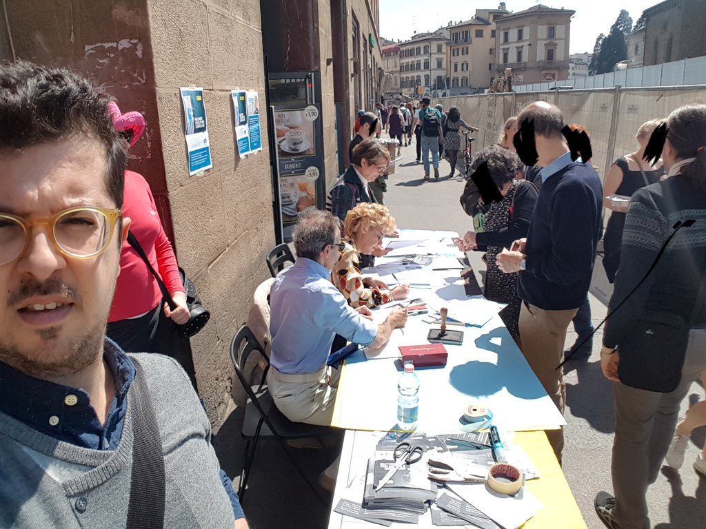 TommasoGrassi85's tweet photo. In Piazza Stazione a Firenze per la registrazione del #biotestamento. È possibile farlo alla presenza della Notaia fino alle 17. https://t.co/XCAfkSDs5e