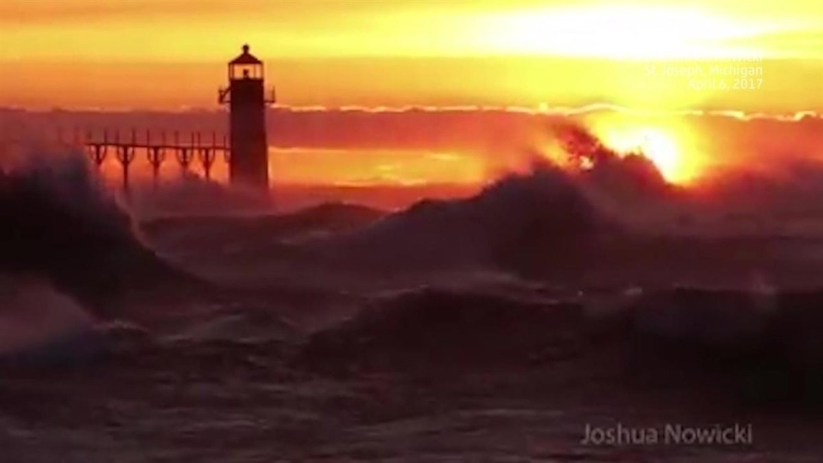 KCCINews's tweet photo. Giant waves seen on Lake Michigan https://t.co/q8sFAmqeQk https://t.co/kt9yKmv2PK