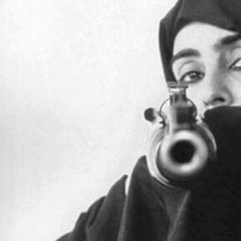 لا تفرض بدرب المحبه ، قرارك 
في وقتها بتكون عاشق ومرتاب
الحب حاجه ، ماتجي بـ أختيارك 
يا خافقك يختار يا تكون كذاب