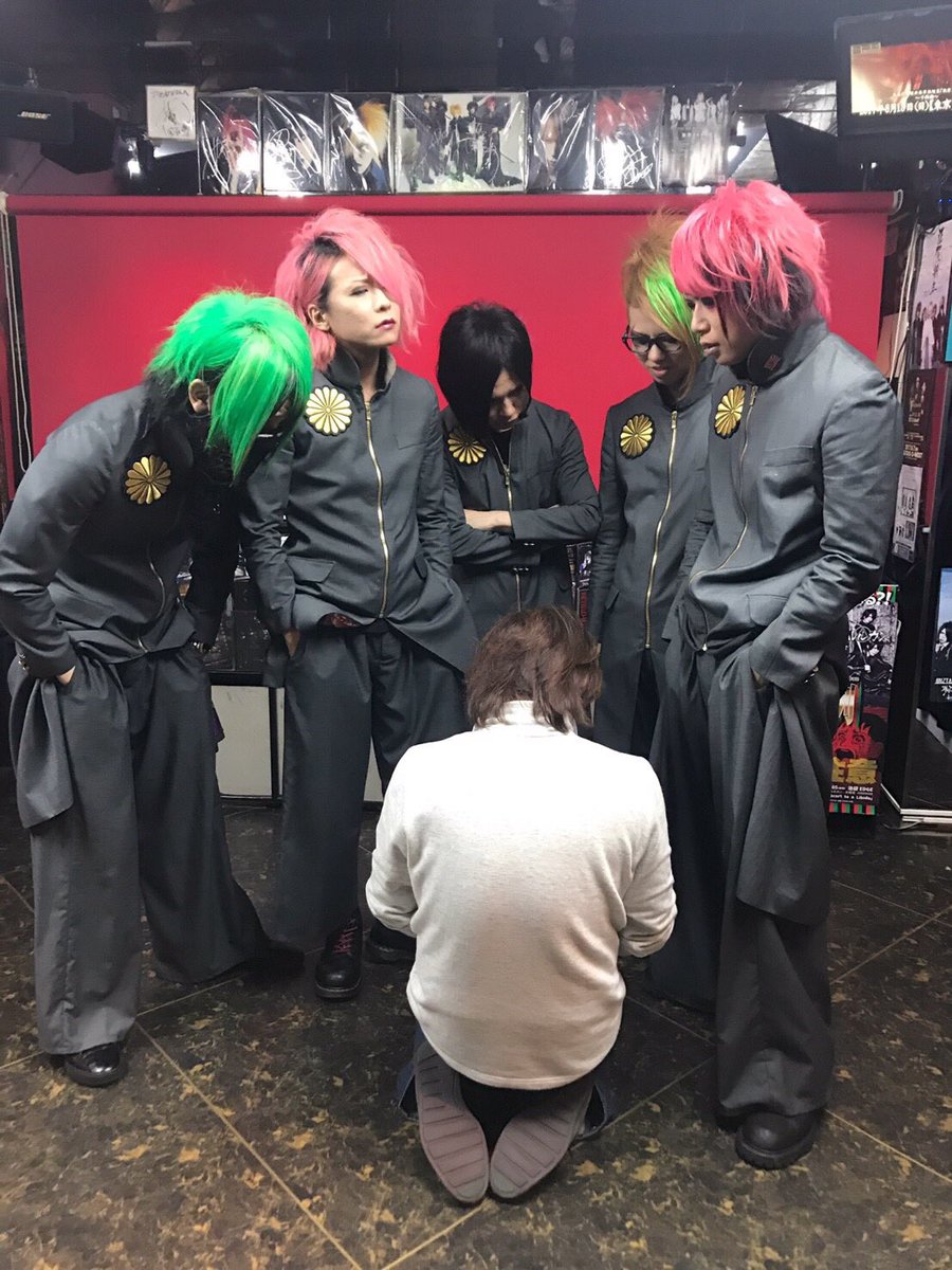己龍 九条武政 On Twitter 自主盤倶楽部様にブランドx様にインストありがとうございました O 他のバンド様の衣装着てみたーいって何年もいってたのやっと実現したブオー O 今日はr指定様の衣装をお借りしました 今回衣装貸してゆーて二つ返事でokしてくれ