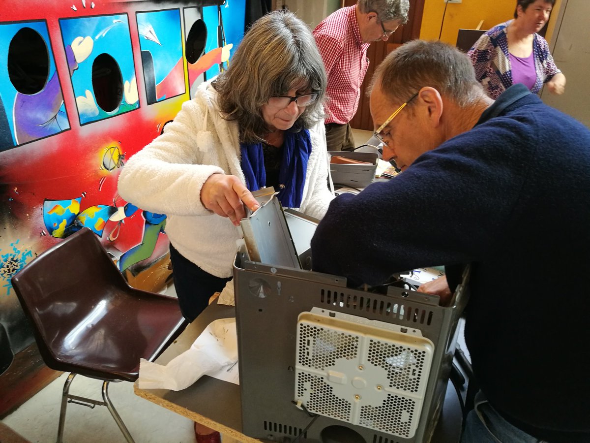 repaircafe_49's tweet photo. Forte affluence ce matin au #repaircafe et au #cafemaintenance de chemillé 50 objets passés entre les mains de nos experts @ObsolescenceFR https://t.co/wT3GZCNavC