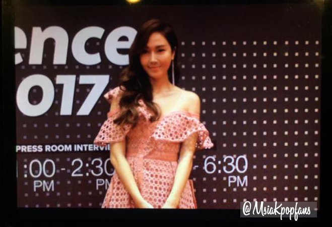 [PIC][07-04-2017]Jessica khởi hành đi Malaysia để tham gia và biểu diễn tại "Influence Asia 2017" vào chiều nay - Page 2 C84AFo6V0AAkHxZ