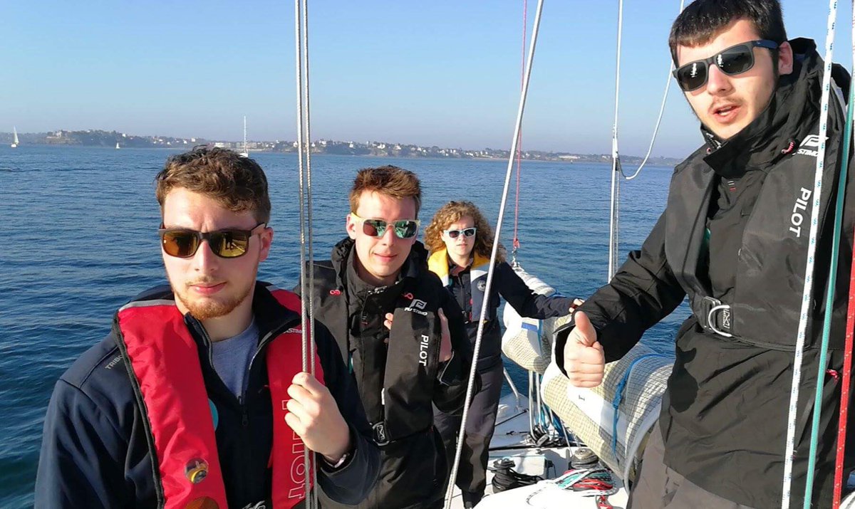 regate_lannion's tweet photo. Une partie de l'équipe voile ! Départ de Saint-Malo ce matin direction la baie de Saint-Brieuc ! https://t.co/y10fHLTAOj