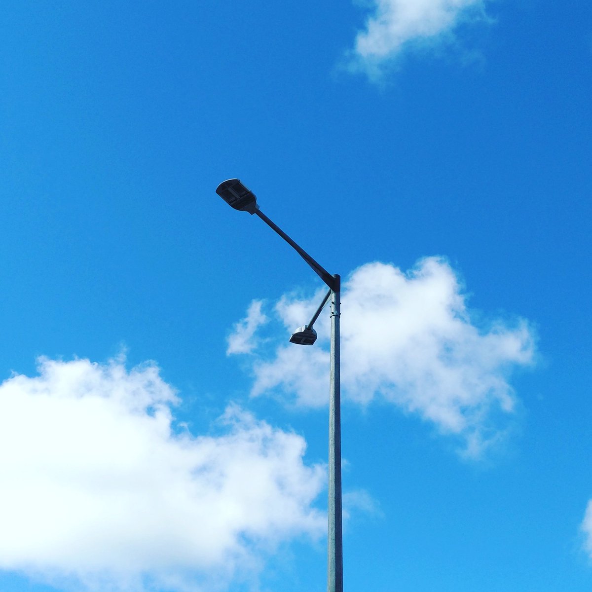 venusquicksilve's tweet photo. We'll either meet or go our own way.
#bluesky #sunny #saturday #morning #skygraphy https://t.co/uVtkejqt5Z