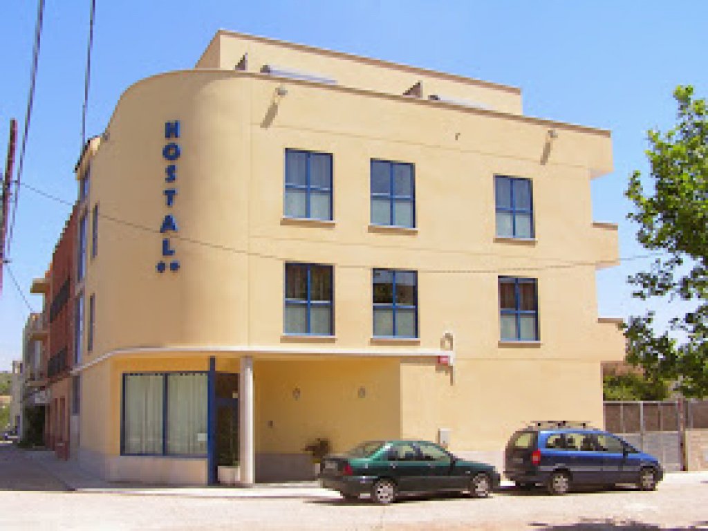 On allotjar-te a La Sénia? Hostal Restaurant Casa Manolo, situat al centre de la vila. +info: goo.gl/ZPjPgT